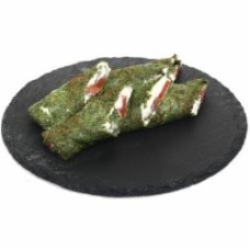 Блины шпинатные с лососем и сливочным сыром